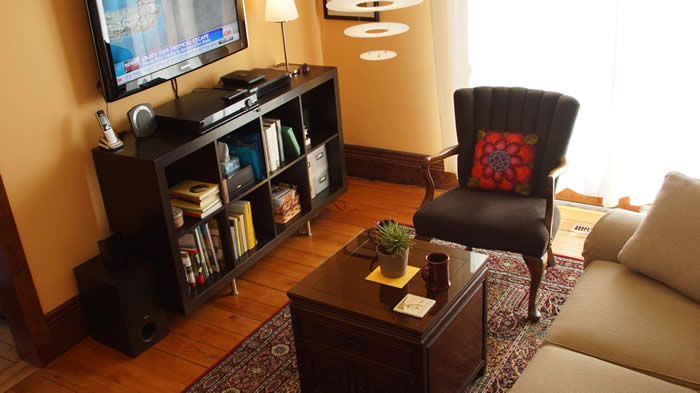 TansyHus Sitting Room with Flat Screen TV